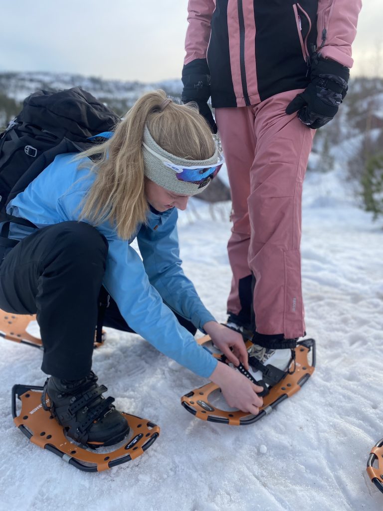 Sneeuwschoenen omdoen in Bortelid