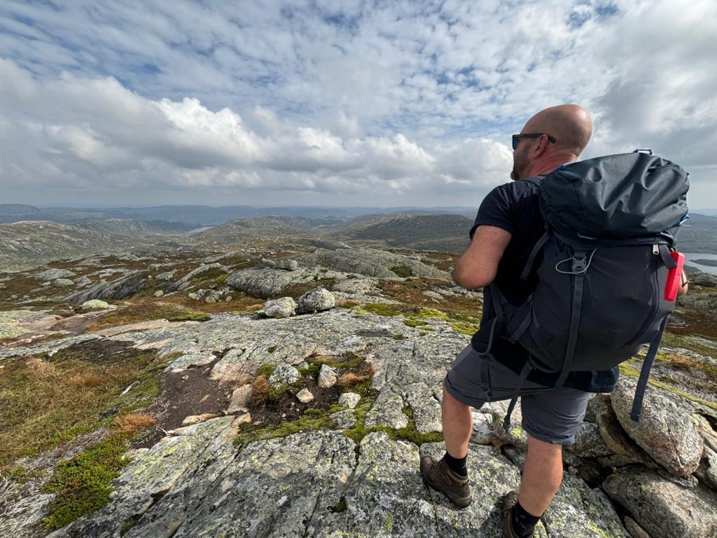 hiken in de bergen in Noorwegen