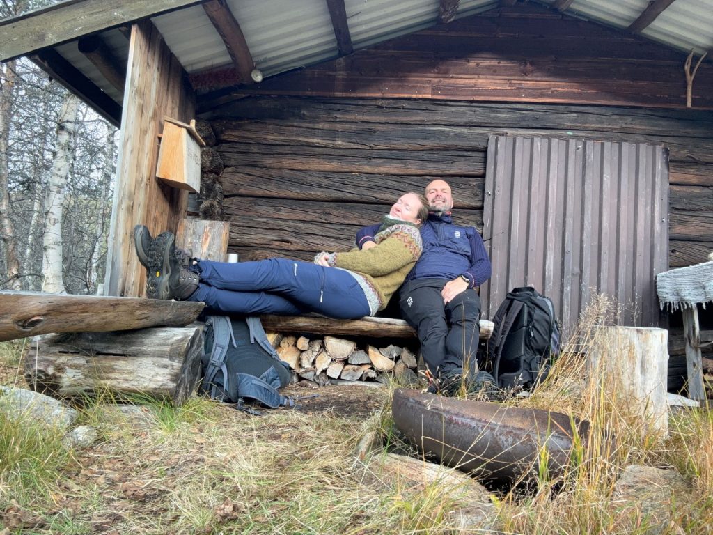 genieten van een rustmoment tijdens een hike