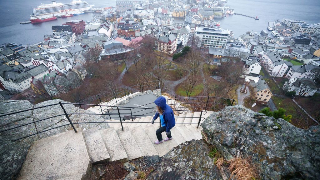 Wandelen naar de top van Aksla in Ålesund