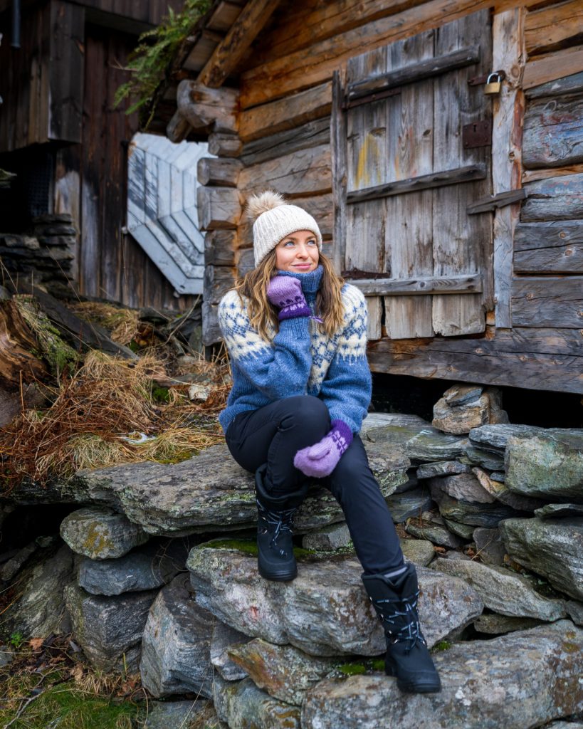 Er zit een vrouw te dromen in Geiranger