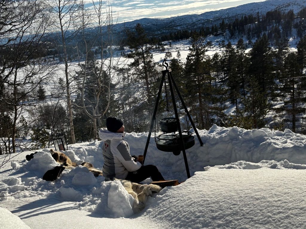 Genieten bij het vuur in de sneeuw